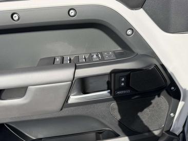 Land Rover Defender D350 — photo 14