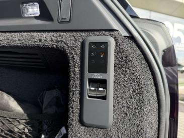 Land Rover Range Rover P550e — photo 23
