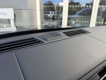 Land Rover Range Rover P550e — photo 25