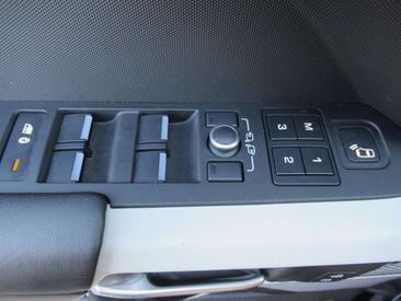 Land Rover Defender 110 P400e — photo 20