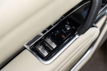 Land Rover Range Rover P550e — photo 27