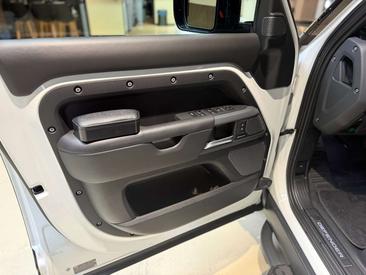 Land Rover Defender 110 Hard Top D200 — photo 17