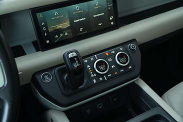 Land Rover Defender 110 P400e — photo 19