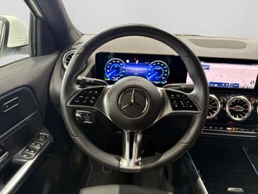 Mercedes EQA 250 — photo 11