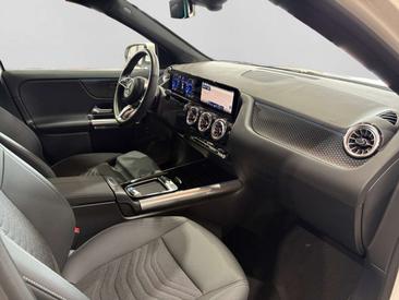 Mercedes EQA 250 — photo 15