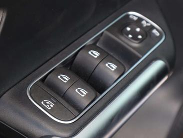 Mercedes GLA 250e — photo 16