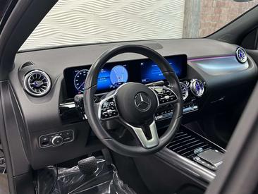Mercedes EQA 250 — photo 19