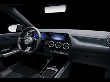 Mercedes EQA 250 — photo 11
