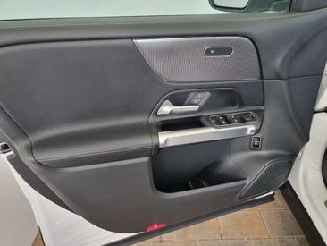Mercedes GLB 220 D — photo 25