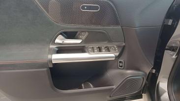 Mercedes GLA 180 — photo 16