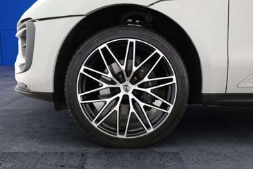 Porsche Macan I Electric — photo 12