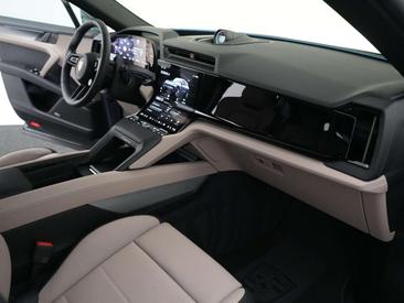 Porsche Cayenne Electric — photo 14