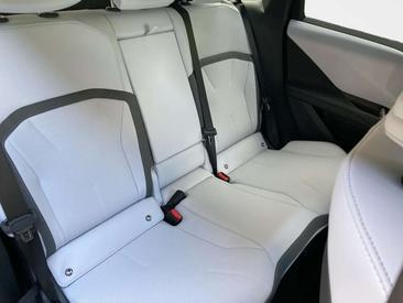 BMW iX3 50 XDrive — photo 12