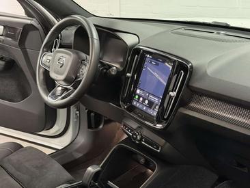 Volvo XC40 AWD — photo 17