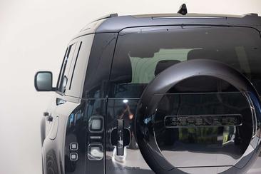 Land Rover Defender 110 P400e — photo 3