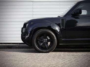 Land Rover Defender 110 P400e — photo 8