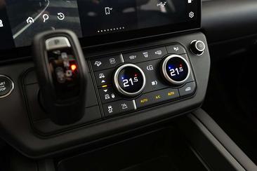 Land Rover Defender 110 P400e — photo 9