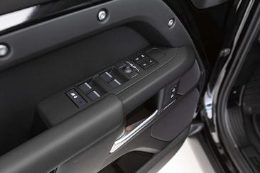 Land Rover Defender 110 P400e — photo 11