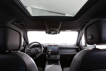 Land Rover Defender 110 P400e — photo 16