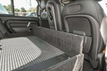 Land Rover Defender P400 — photo 7