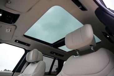 Land Rover Range Rover P550e — photo 16