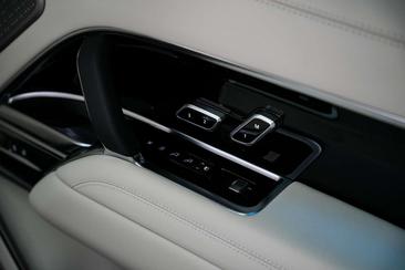 Land Rover Range Rover P550e — photo 24