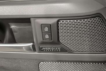 Land Rover Defender P400 — photo 18