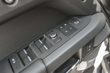Land Rover Defender P400 — photo 19
