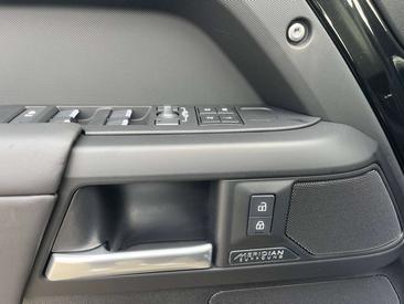 Land Rover Defender 110 D250 — photo 14