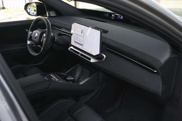 BMW iX3 40 — photo 11