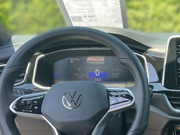 Volkswagen T-Roc 1.5 TSI — photo 11