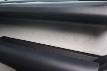 Land Rover Defender 110 P400e — photo 44