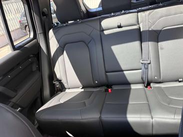 Land Rover Defender 110 D250 — photo 10
