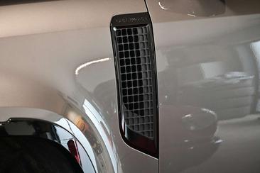 Land Rover Defender 110 P400e — photo 8