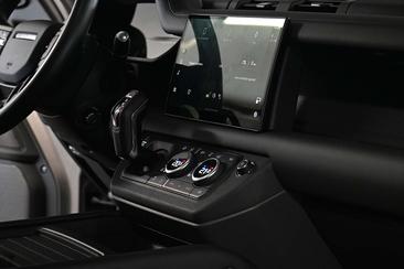Land Rover Defender 110 P400e — photo 17