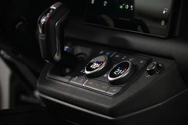 Land Rover Defender 110 P400e — photo 18