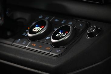 Land Rover Defender 110 P400e — photo 19