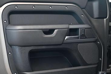 Land Rover Defender 110 P400e — photo 24