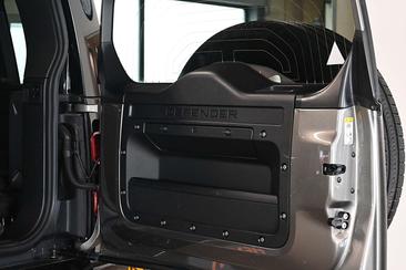Land Rover Defender 110 P400e — photo 36