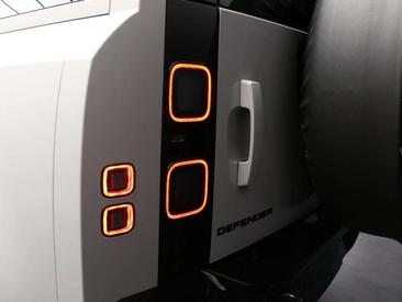 Land Rover Defender 110 D250 — photo 13