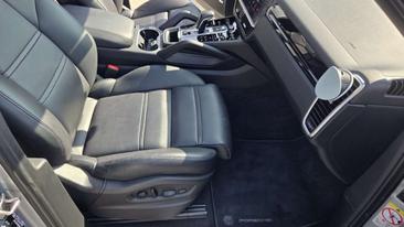 Porsche Cayenne III — photo 16