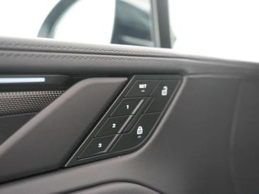 Porsche Cayenne Electric — photo 13