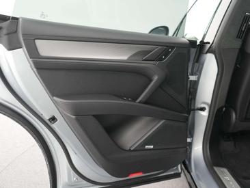 Porsche Cayenne Electric — photo 30