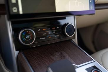 Land Rover Range Rover P440e — photo 11