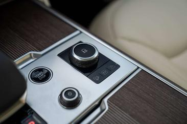 Land Rover Range Rover P440e — photo 12