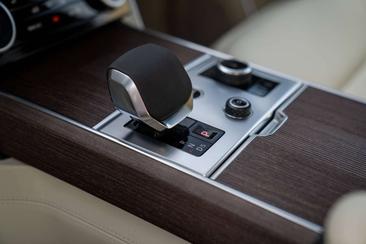 Land Rover Range Rover P440e — photo 13