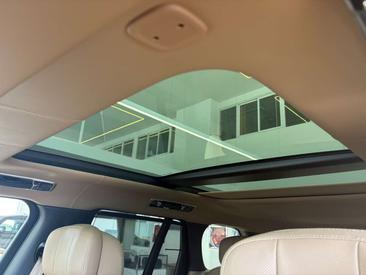 Land Rover Range Rover P550e — photo 11