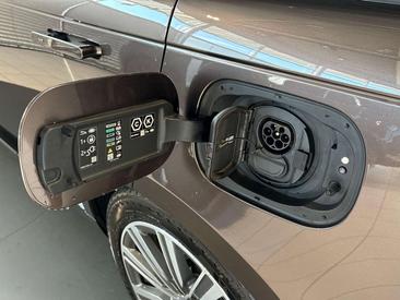 Land Rover Range Rover P460e — photo 22