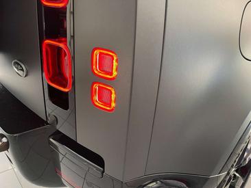 Land Rover Defender 110 P400e — photo 6