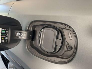Land Rover Defender 110 P400e — photo 21